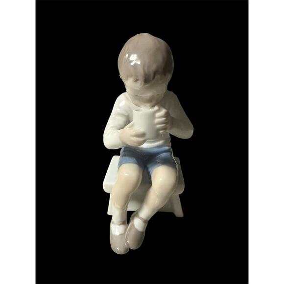 B&G BING & GRONDAHL GLAZED PORCELAIN FIGURINE 1713 Denmark Boy Cup - Picture 4 of 5